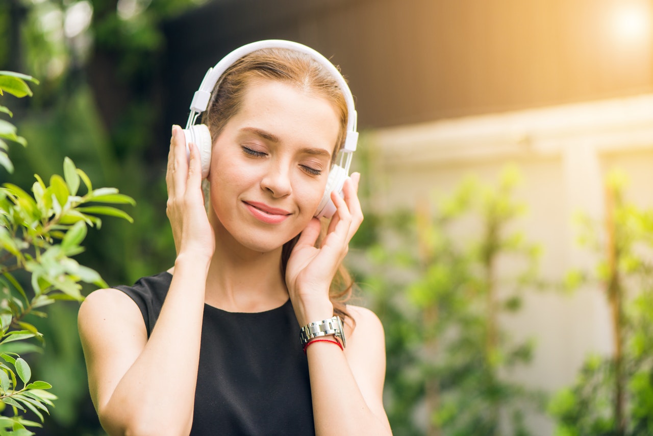 kobieta słuchajaca muzyki