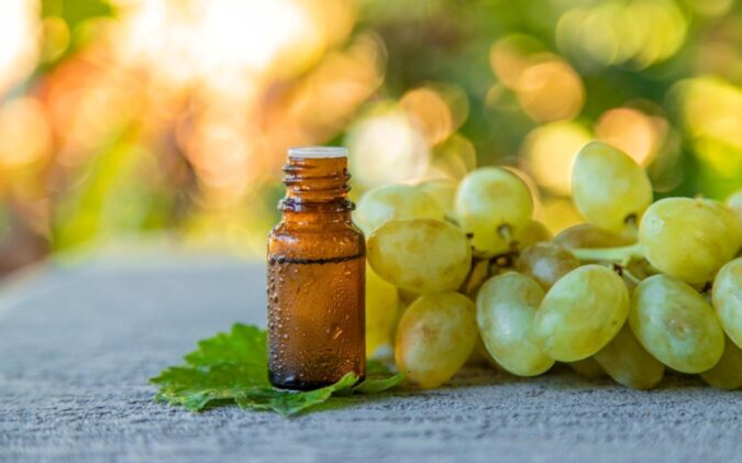 Buteleczka z olejem z pestek winogron stoi na stole