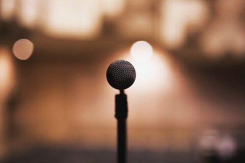 Mikrofon stoi na scenie przed koncertem
