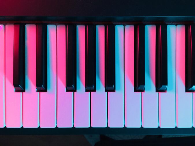 Klawisze pianina oświetlone różowym światłem